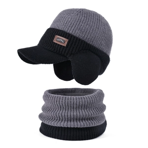 Ensemble bonnet en tricot et tour de cou d'hiver avec cache-oreilles et visière