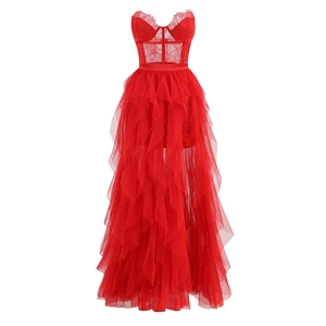 Détail de la robe en tulle rouge avec bustier en dentelle et jupon à plusieurs couches
