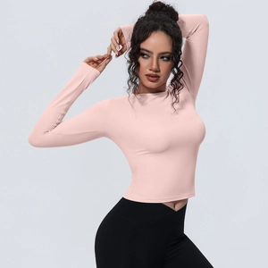 Détail du haut de yoga rose ajusté et du legging noir à taille haute avec coupe en V
