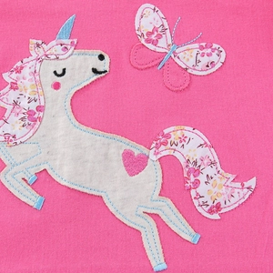 Rosa Mädchen T-Shirt mit detaillierter Einhorn- und Schmetterling-Blumenstickerei