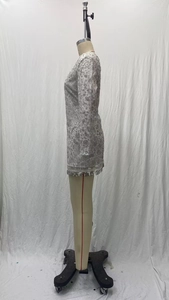 Détails de la mini robe blanche avec motif léopard en paillettes argentées et franges