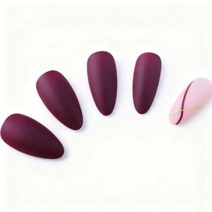 Matte burgunderrote lange Mandel-Kunstnägel mit minimalistischen rosa-goldenen Akzenten