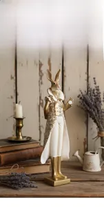 Dettaglio della statuetta di coniglio in resina in abito vintage con orologio da taschino