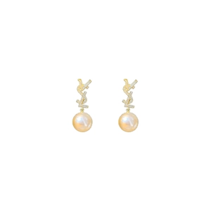 Boucles d'oreilles dorées élégantes avec cristaux, logo YSL et perles blanches