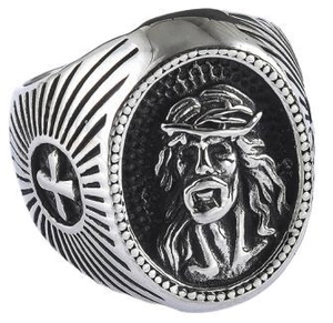 Detaillierte Nahaufnahme von Gothic-Ring mit Jesus-Kruzifix-Relief und seitlichem Kreuz