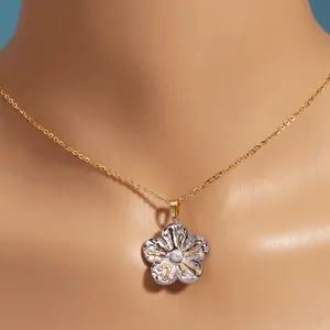 Collier vintage avec pendentif pétale et perle centrale sur chaîne dorée