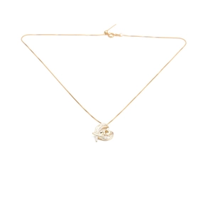 Dettaglio della collana con ciondolo a cuore dorato con zirconi e sottile catena regolabile