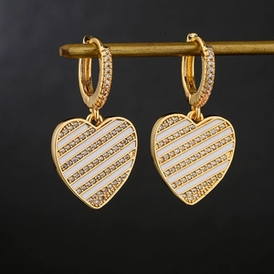 Orecchini a cuore placcati oro 18K con smalto bianco e dettagli in zircone lucido