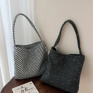 Borsa a tracolla in tweed minimalista con macchie colorate in tessuto nero bianco grigio