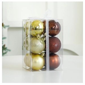 Détail de 12 boules de Noël dorées et marron dans leur boîte d'emballage transparente