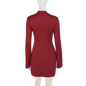 Détail de la couture arrière sur une robe courte moulante bordeaux à col montant