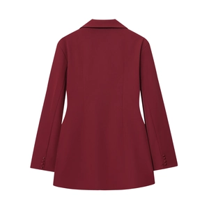 Détail du dos d'une robe blazer bordeaux à manches longues avec une coupe cintrée élégante