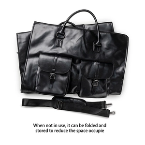 Vue à plat d'un sac de voyage pliable en cuir noir avec deux poches et bandoulière amovible