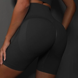 Detailansicht der nahtlosen High-Waist Yoga-Shorts mit Scrunch-Butt-Hebeeffekt