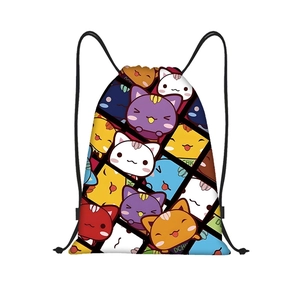 Detalle de los patrones de gatos coloridos en la textura de la mochila con cordón poliéster
