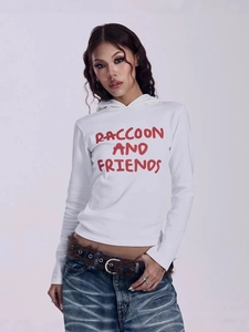 Eng anliegender weißer Hoodie mit rotem Y2K Buchstabendruck für einen Streetstyle Look
