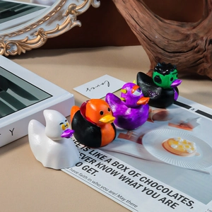 Set van vier Halloween rubberen eendjes met ontwerpen van spook, vampier en monster