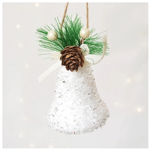 Détail d'une cloche de Noël blanche scintillante avec pommes de pin et aiguilles