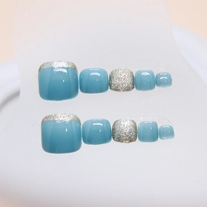 Faux ongles d'orteils bleu clair avec dégradé pailleté argenté et fini brillant, 24 pcs