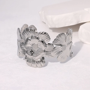 Bracciale rigido vintage in acciaio inossidabile argentato con fiori a rilievo