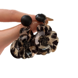 Retro resin flower petal earrings with leopard print and black rose detail
