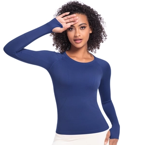 Dettaglio del top sportivo blu navy con fori per i pollici e trama traspirante
