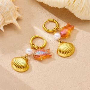 Fashionable gold-plated scallop and koi carp hoop earrings with a white round pearl