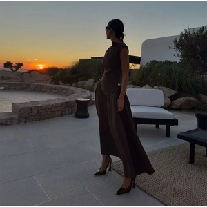 Robe longue sans manches marron foncé élégante avec taille plissée et grand ourlet