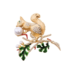 Broche écureuil vintage dorée avec des strass étincelants et des perles blanches