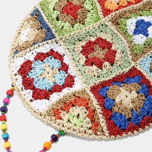 Gros plan détaillé sur le crochet fait main style granny square avec perles en bois colorées