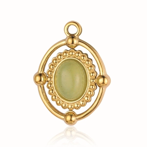 Dettaglio del ciondolo vintage in acciaio inossidabile dorato con gemma verde ovale