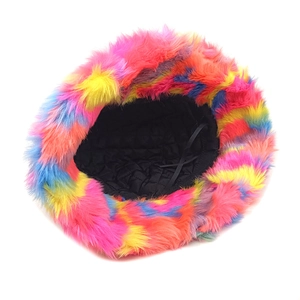 Détail du bob en fausse fourrure arc-en-ciel avec doublure matelassée et cordon de serrage