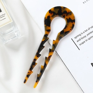 Detail of tortoise shell acetate U-shaped hair pin with anti-slip inner sawtooth design