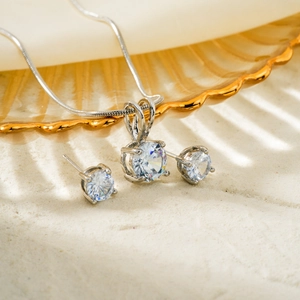 Parure de bijoux en argent avec collier et boucles d'oreilles et pierres rondes