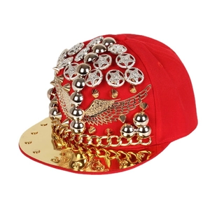 Casquette hip hop punk rouge avec ailes dorées, rivets et visière métallique brillante