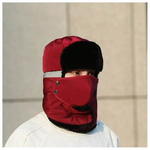 Détail du bonnet trappeur d'hiver avec fourrure épaisse et masque facial amovible