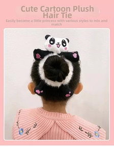 Élastique à cheveux panda en peluche avec broderie cœur rose porté par une petite fille