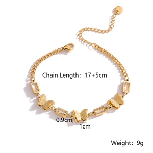 Detail of gold butterfly bracelet with dimensions 1cm and weight 9g in macro view