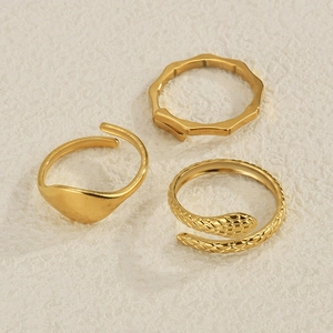 Dreiteiliges Set minimalistischer goldener Schlangen- und Bambusringe aus Edelstahl