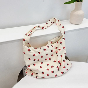 Détail du sac fourre-tout en velours côtelé à imprimé fraises avec bandoulière
