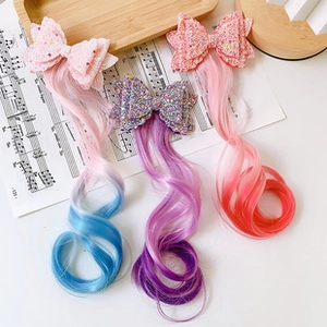Detail of girls' unicorn hair clips with sequins bows and colorful gradient hair extensions