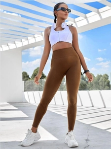 Détail du pantalon de yoga taille haute marron avec découpes en mesh respirant