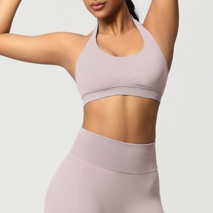 Détail d'un soutien-gorge de yoga licou mauve avec ourlet côtelé et tissu mat doux