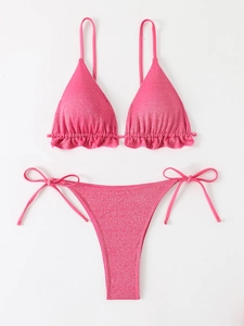 Détail du bikini fuchsia à volants et bas noués avec finition scintillante pailletée argent