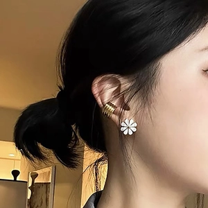 Chic white flower daisy stud earrings with gold multi-layer ear cuff set for women