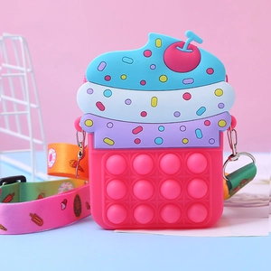 Schattige siliconen pop-it speelgoedtas in cupcakevorm voor kinderen met riem