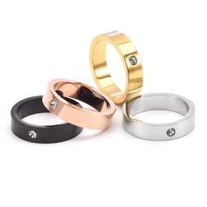 Bagues en acier inoxydable de 5mm en noir, or et argent avec petit diamant incrusté