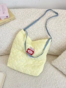 Sac bandoulière matelassé jaune avec sangle bleue et étiquette ronde rouge good good good