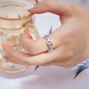 Polished silver stainless steel pig nose chain ring for women in hip-hop style
