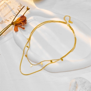 Collier double couche doré avec pendentifs losanges géométriques et chaîne asymétrique